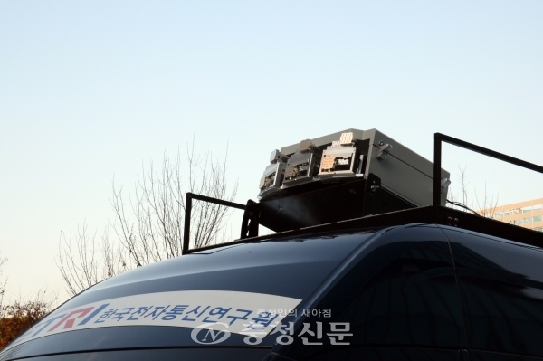 한국전자통신연구원(ETRI)은 28일 대전시청 인근에서 시내·고속버스 등 차량용 와이파이 통신시스템을 이용한 시연에 성공했다고 밝혔다. (사진=ETRI)