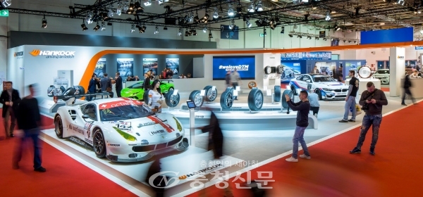한국타이어앤테크놀로지가 29일부터 12월 8일까지 독일에서 열리는 세계적인 자동차 튜닝 및 모터스포츠 박람회 '2019 에센 모터쇼'에 참가해 플래그십 모델 '벤투스 S1 에보3'를 비롯한 초고성능 타이어 라인업을 선보인다. (사진=한국타이어)