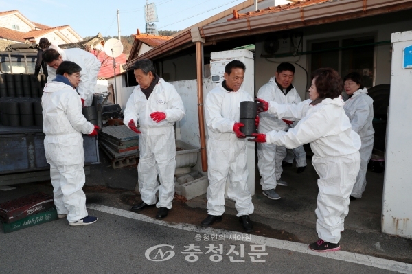 30일 태안읍의 한 독거노인 가구를 찾아 연탄을 배달하는 태안군의회 의원들.