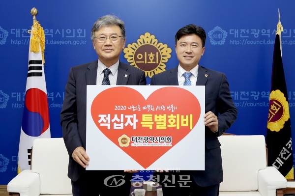 김종천(오른쪽) 대전시의회 의장과 정상철 대한적십자사 대전세종지사 회장. (사진=대전시의회 제공)