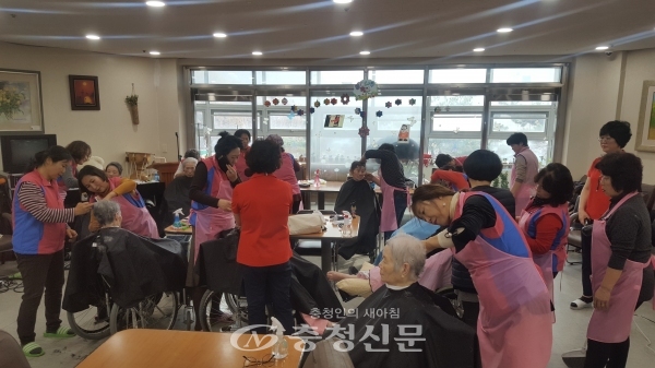 생활개선천안시연합회 미용기술반 교육생 20여명이 지난 2일 관내 노인복지시설을 방문해 어르신들에게 미용 봉사를 펼치고 있다. (사진=천안시 제공)