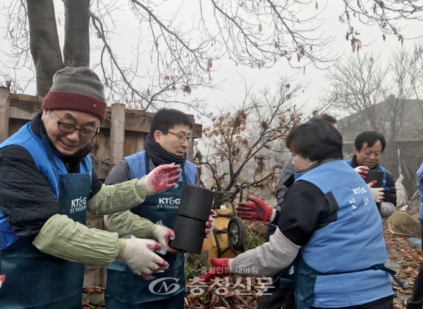 KT&G천안공장과 천안시복지재단이 4일 오전 취약계층을 위한 ‘2019 사랑의 연탄나눔’ 봉사활동을 펼치고 있다. (사진=천안시 제공)