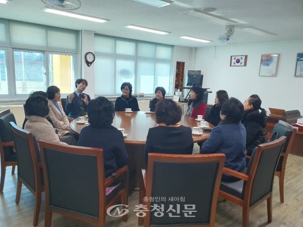 장학금 전달을 위해 용두초등학교를 방문한 제천시여성단체협의회 회원들이 담화를 나누고 있다. (사진=제천시여성단체협의회 제공)