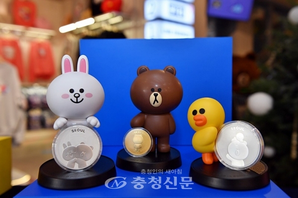한국조폐공사는 5일 서울 라인프렌즈 이태원점에서 국내 최초로 대중문화 캐릭터를 활용한 '브라운앤프렌즈 기념메달'을 공개했다. (사진=조페공사)