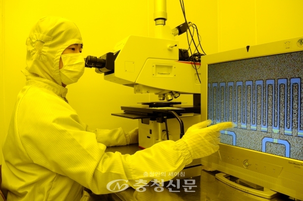 한국전자통신연구원(ETRI)은 'S-대역 200와트(W)급 질화갈륨 전력소자'기술을 개발했다고 밝혔다. 소자 설계부터 공정은 물론, 측정 및 패키징까지 모두 국내 기술력으로 이룬 성과다. (사진=ETRI)