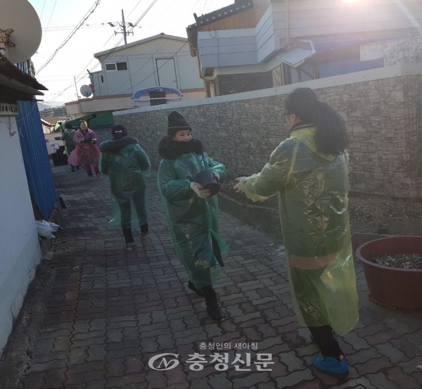 제천 서울병원 임직원들이 영하의 날씨에 취약가정 연탄 배달 봉사를 펼치고 있다. (사진=서울병원 제공)
