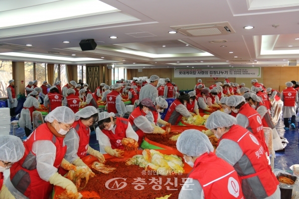 롯데케미칼 대산공장은 130여명이 참여해 이웃에게 전달할 사랑의 김장 나누기 행사를 실시했다.(가진=롯데케미칼 제공)