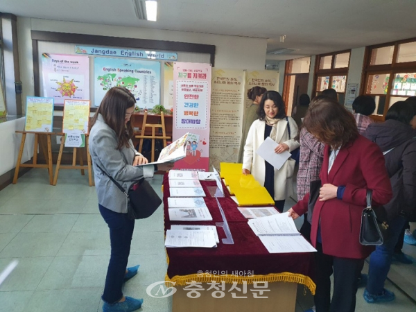 대전영양교사연구회 자체 개발 교육 자료를 관람하고 있다.