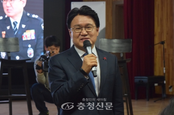 황운하 대전지방경찰청장이 9일 대전 중구 대전시민대학 식장산홀에서 열린 자신의 출판기념회에서 인사말을 전하고 있다. (사진=이성현 기자)