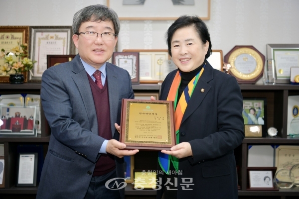 바른미래당 신용현(오른쪽) 의원이 10일 원자력 안전상을 수상했다. (사진=신용현 의원실 제공)