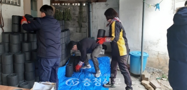 제천시청 공무원 친목모임 생선회 회원들이 연탄 배달에 구슬땀을 흘렸다. (사진=제천시 제공)