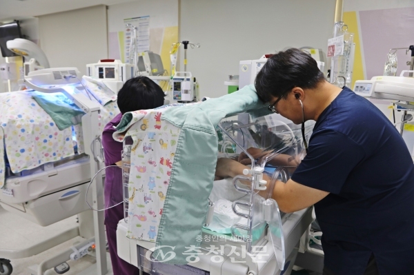 신생아집중치료지역센터 송준환 센터장(소아청소년과 교수)의 진료 모습