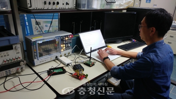 ETRI 정진두 선임연구원이 SUN 무선 통신 모듈을 이용하여 테이터 송수신을 시험하는 모습.(사진=ETRI제공)
