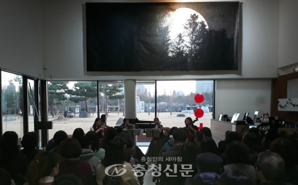 14일 이응노미술관 로비에서 열린 ‘2019 멤버스데이’에서 '셈플리체'가 연주를 하고 있다.(사진=황천규 기자)