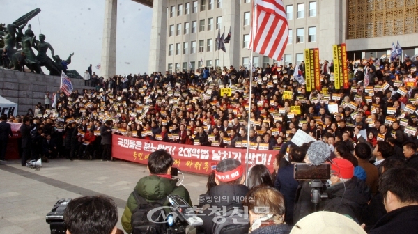 자유한국당은 16일 국회 본청 앞에서 ‘공수처법·선거법 날치기 저지’ 규탄대회를 열었다. (사진=최병준 기자)