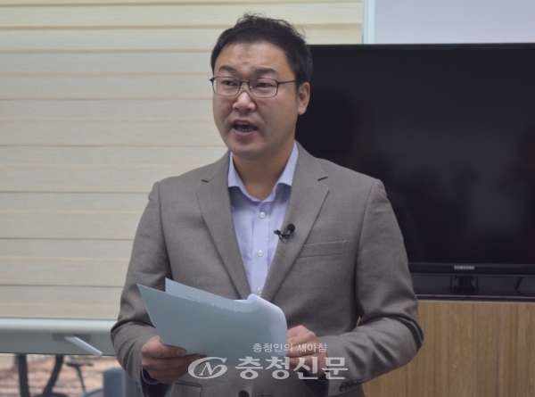 16일 대전시의회 기자실에서 출마선언하고 있는 이영수 자유한국당 대전시당 대변인. (사진=이성현 기자)
