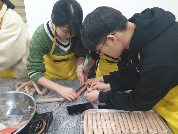 증평읍 죽리에 있는 소시지 체험마을 일원에서 학생들이 소시지 만들기 체험에 참여하고 있다. (사진=증평군 제공)