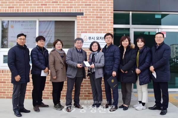 23일 대전을지대학교병원 노사협의회가 루시모자원에 사랑의 성금을 전달했다.(사진=대전을지대병원 제공)