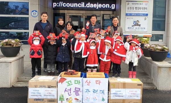 23일 중구 유천1동 행정복지센터는 미래로어린이집으로부터 라면 200개를 기탁받았다.(사진=중구 제공)