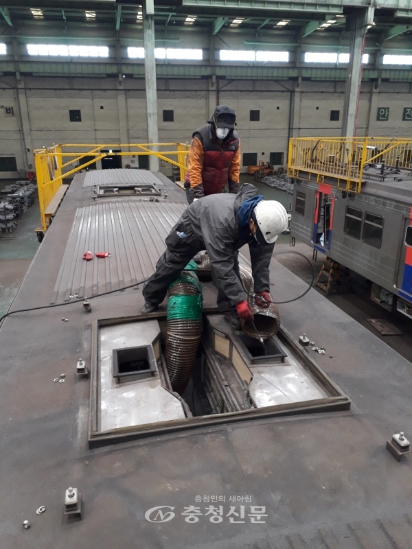한국철도 작업자가 광역전철 공기조화장치의 덕트를 청소하고 있다. (사진=한국철도 제공)