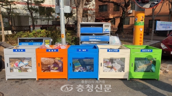 갈마동 쌈지공원에 설치된 쓰레기 분리수거함.(사진=서구 제공)