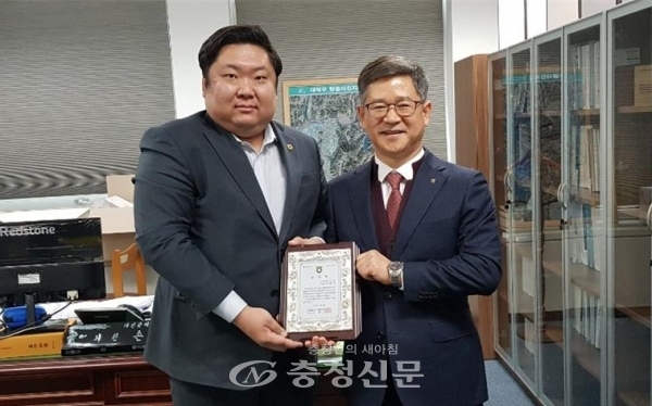 손희역(왼쪽) 대전시의원이 30일 농업협동조합중앙회로부터 감사패를 수상했다. (사진=대전시의회 제공)