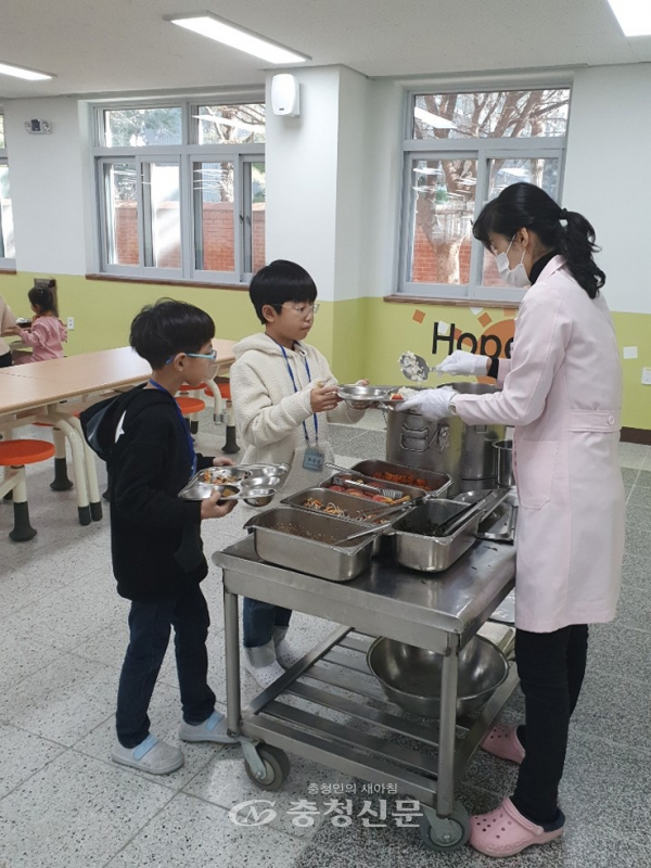 대전만년초 2학년 학생들이 자율배식대에서 음식을 받고 있다.