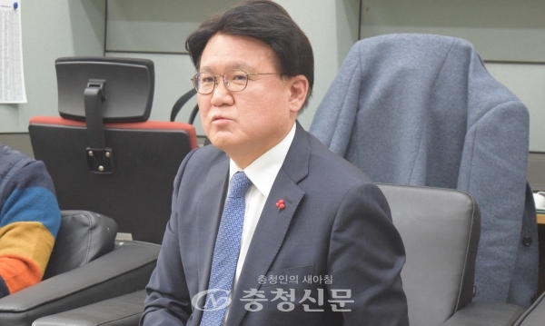 황운하 대전경찰청장이 31일 기자실에서 기자들의 질문에 답하고 있다. (사진=이성현 기자)