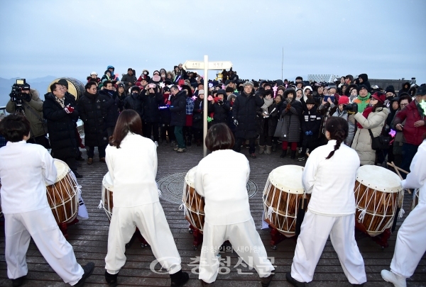 제천 비봉산 해맞이 행사에 참가한 이상천 제천시장(왼쪽 첫번째) 등 1000여 명의 시민들이 타북 공연을 보며 즐거운 시간을 보내고 있다. (사진=제천시 제공)