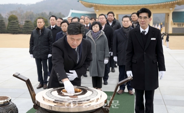 김종천 대전시의회 의장을 비롯한 시의원들이 2일 현충원을 찾아 참배하고 있다. (사진=대전시의회 제공)