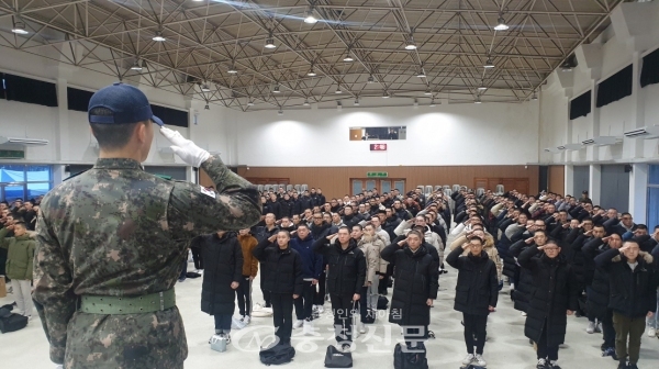 7일 육군 제37보병사단에서 열린 2020년 첫 신병 입영행사에서 입영 장정들이 거수경례를 하고 있다. (사진= 육군 제37보병사단 제공)