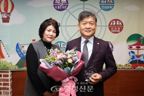 김동수(오른쪽) 유성구의회 의원이 8일 유성 어린이집연합회로부터 감사패를 받았다. (사진=유성구의회 제공)
