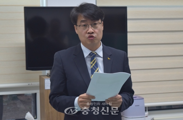 정의당 김윤기 유성구을 예비후보가 9일 대전시의회 기자실에서 출마선언문을 읽고 있다. (사진=이성현 기자)