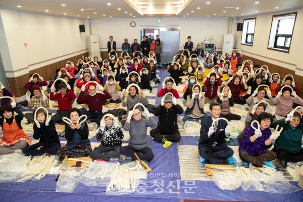 14일 증평군자원봉사종합센터(센터장 김남순)는 증평여성회관에서 지역사회 소외계층을 위한 ‘설맞이 가래떡 썰기 행사’를 열었다. (사진=증평군 제공)