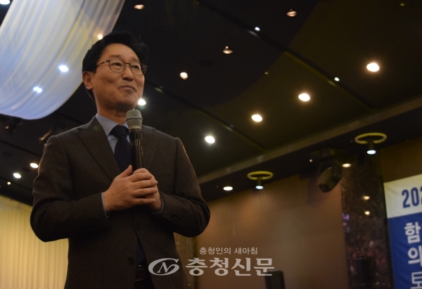 14일 열린 '박범계 의원 2020 의정보고 토크콘서트'에서 박 의원이 의정보고 영상을 보며 미소짓고 있다. (사진=이성현 기자)