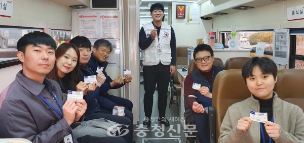 14일 공사 김경철 사장과 직원들이 헌혈 증서를 들고 환하게 웃고 있다.(사진=대전도시철도공사 제공)