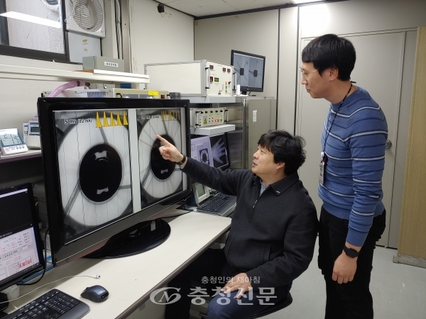 ETRI 연구진이 디지털 엑스선 소스로 고속 촬영한 영상과 기존 영상 품질을 비교하는 모습. (왼쪽부터 정진우 책임연구원, 김재우 선임연구원) (사진=ETRI제공)