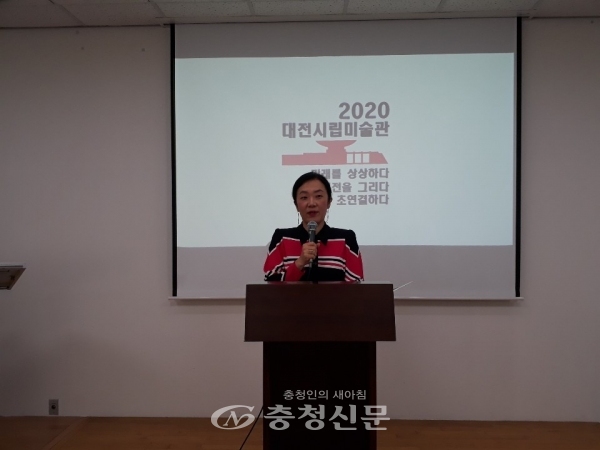 15일 대전시립미술관 선승혜 관장이 미술로 건설하는 미래를 주제로 프레젠테이션을 하고 있다.(사진=황천규 기자)