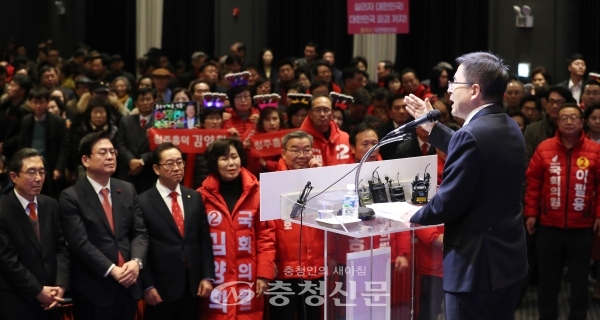 자유한국당 황교안 대표가 15일 청주시 S 컨벤션에서 열린 2020 충북도당 신년인사회에 참석해 인사말하고 있다. (연합뉴스)