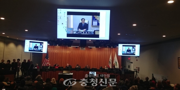 13일 미국 발레이호시 의회에서 열린 ‘한국 이민자의 날’ 선포식에서 송기섭 진천군수의 환영 메시지 영상이 상영되고 있다. (사진=진천군 제공)