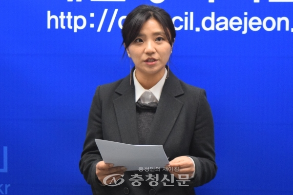 바른미래당 김소연 대전시의원이 16일 의원직 사퇴와 함께 총선 출마를 선언하고 있다. (사진=이성현 기자)