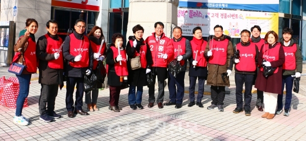 자유한국당 대전시당 누리봉사단이 16일 대전시청 주변 환경정화 봉사활동을 펼쳤다. (사진=한국당 제공)