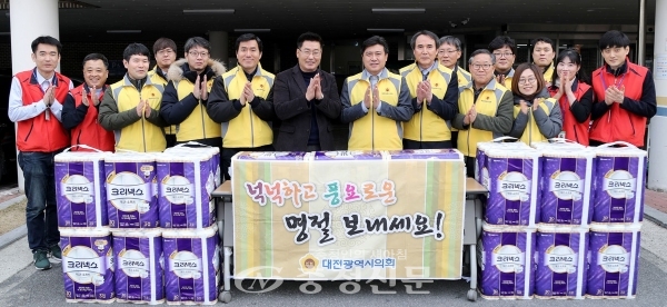 김종천(앞줄 오른쪽 6번째) 의장이 17일 노인복지관을 방문해 위문품을 전달했다. (사진=대전시의회 제공)