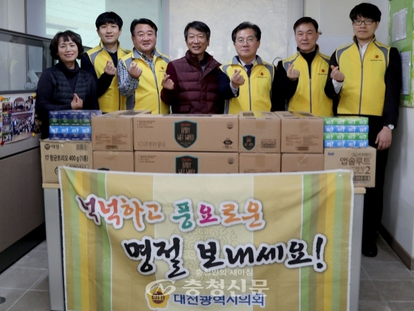 이광복(오른쪽 3번째) 대전시의원이 17일 아동복지시설을 방문해 생필품을 전달했다. (사진=대전시의회 제공)