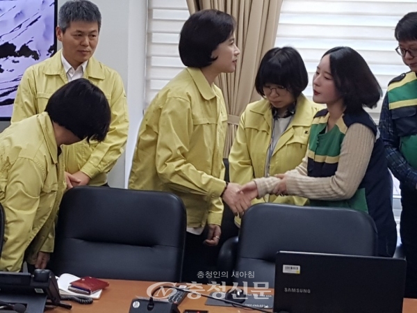 유은혜 교육부장관이 20일 충남교육청 수색상활실을 방문해 직원들을 격려하고 있다.(사진= 이성엽 기자)