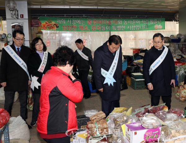 김재종 옥천군수(오른쪽 2번째)가 옥천공설시장에서 설맞이 지역경제 활성화를 위한 합동 캠페인에 참여했다.