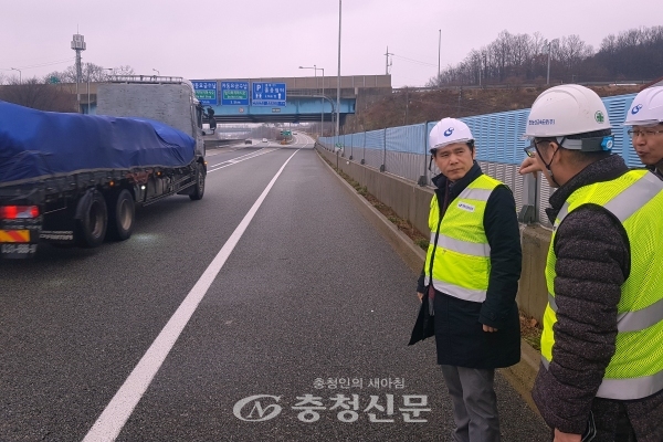 대전국토청 관계자들이 도로 살얼음으로 인한 결빙 취약구간을 점검하고 있다. (사진=대전지방국토관리청 제공)