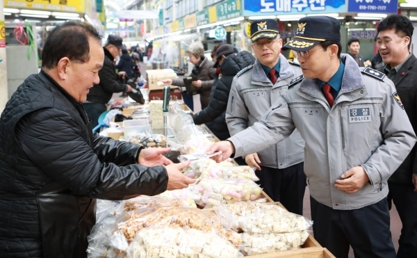 최해영(오른쪽) 청장이 21일 중앙시장 현장 점검 도중 상인으로부터 설 물품을 구매하고 있다. (사진=대전청 제공)