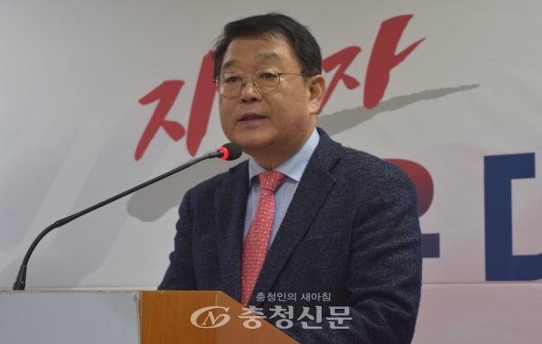 박성효 전 대전시장이 22일 한국당 대전시당에서 총선 불출마를 선언하고 있다. (사진=이성현 기자)