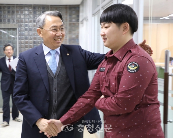 모종화(왼쪽) 병무청장이 22일 대전 한 사회복무기관을 방문한 자리에서 사회복무요원을 격려하고 있다. (사진=병무청 제공)